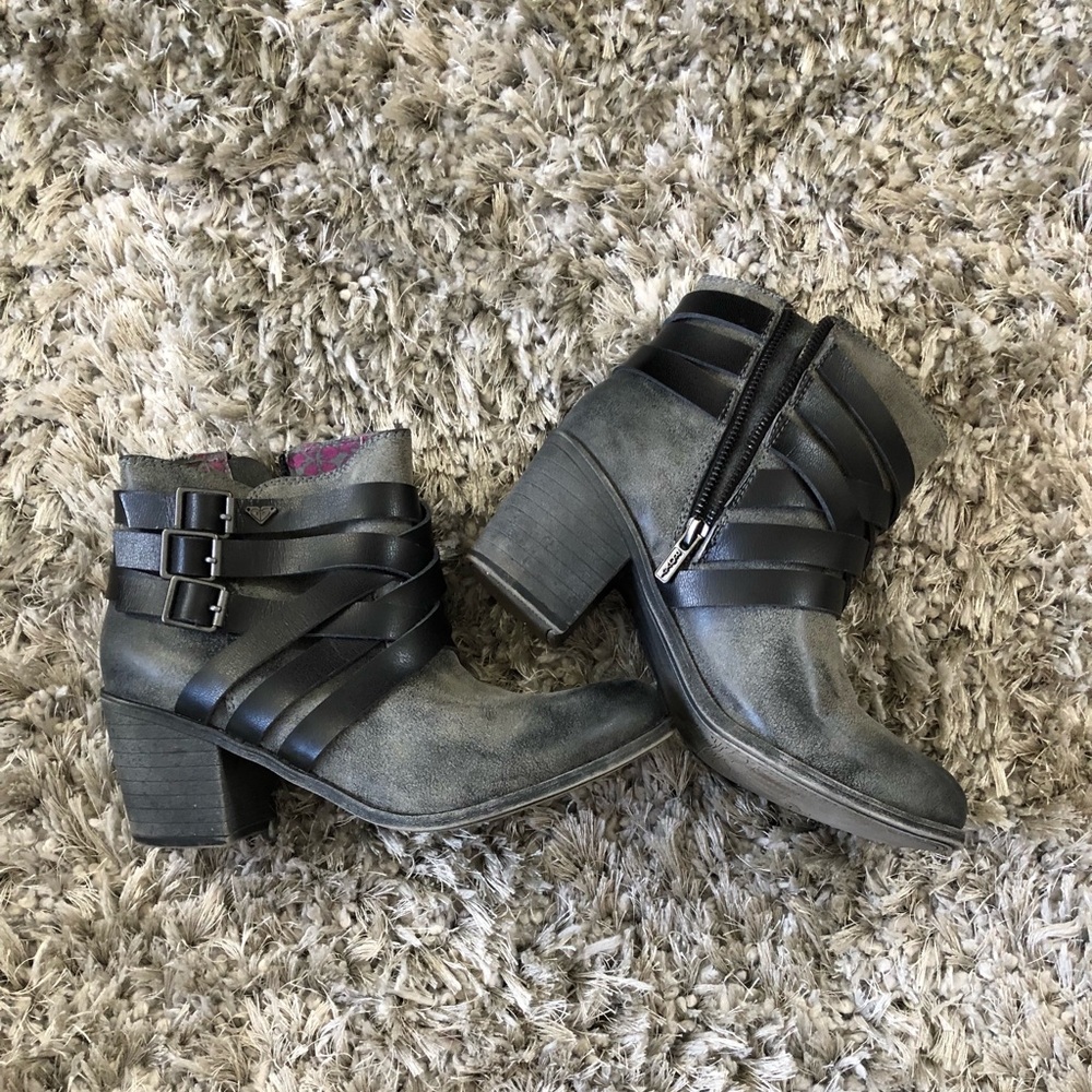 Rustic Black Roxy Booties